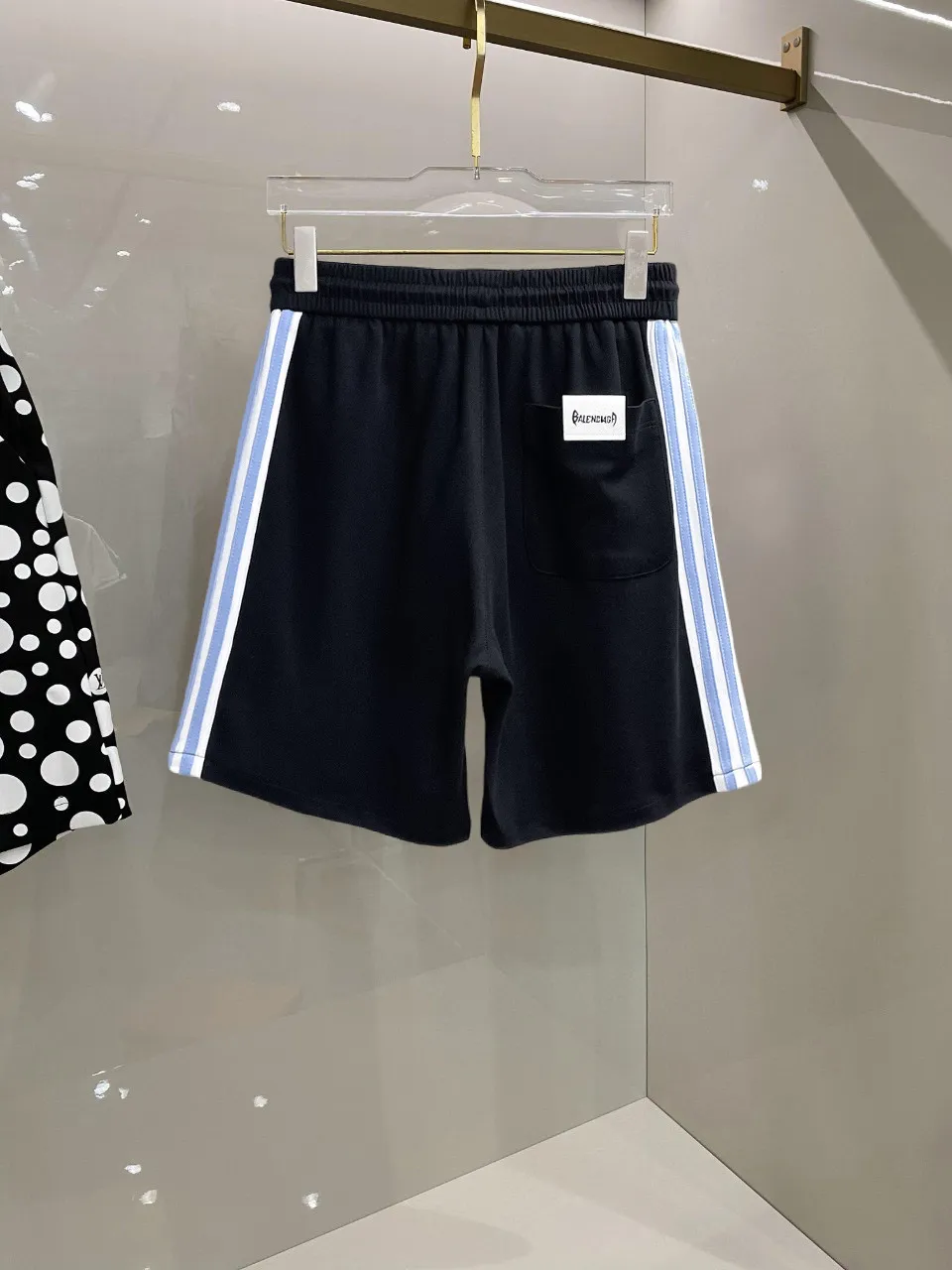 Balenciaga's three-standard complete 2026 summer New Arrival men's casual shorts, advanced custom-made Breathable fabric, Breathable fabric, extremely stretchy and comfortable, impeccable details, top-grade accessories, original logo design concept, delicate and soft feel! The upper body fit is awesome! Size: M-XXXL Please state your height and weight when ordering